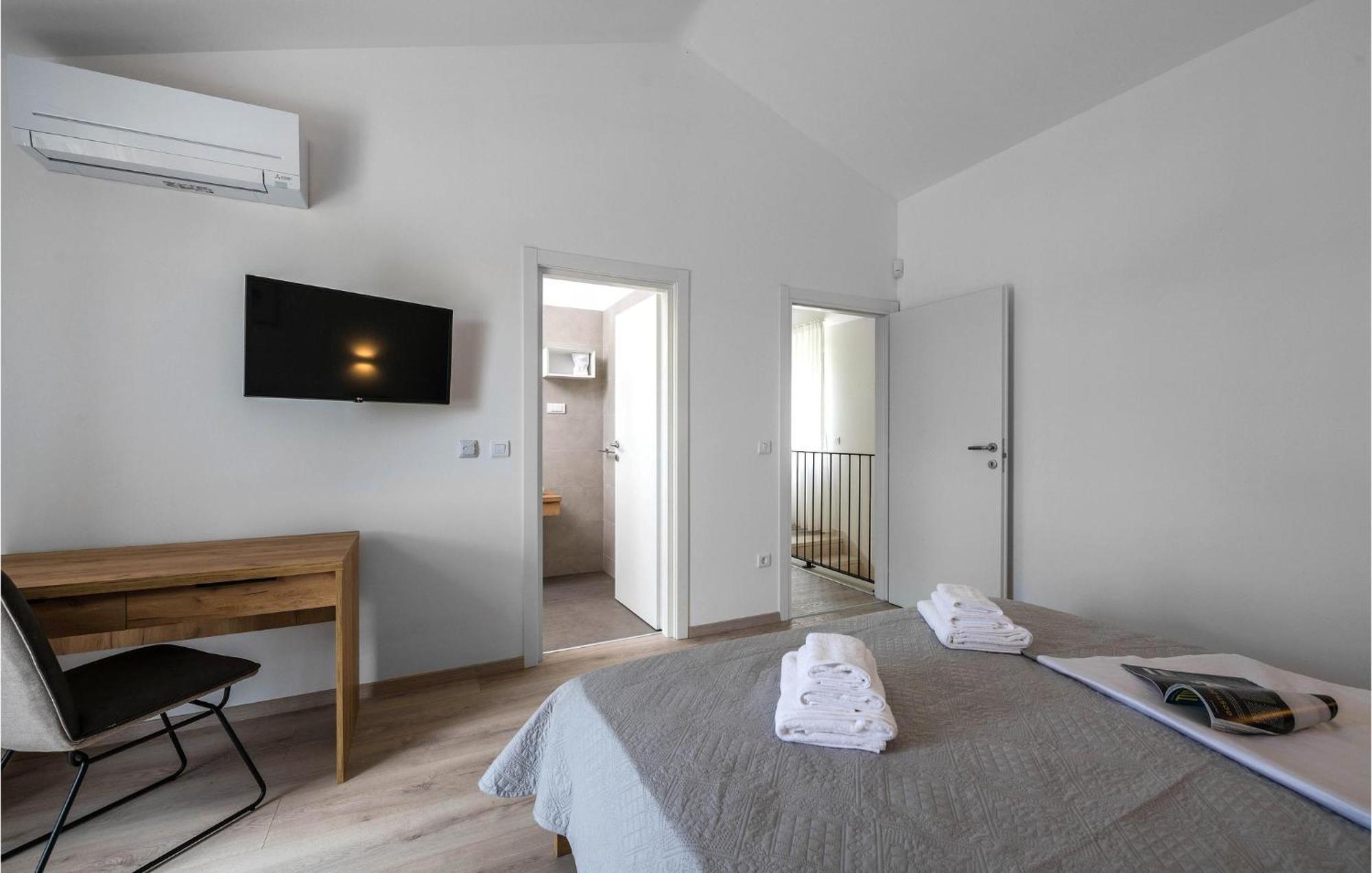 Amazing home in Manjadvorci w/ Outdoor swimming pool, WiFi&3 Bedrooms Barban Buitenkant foto