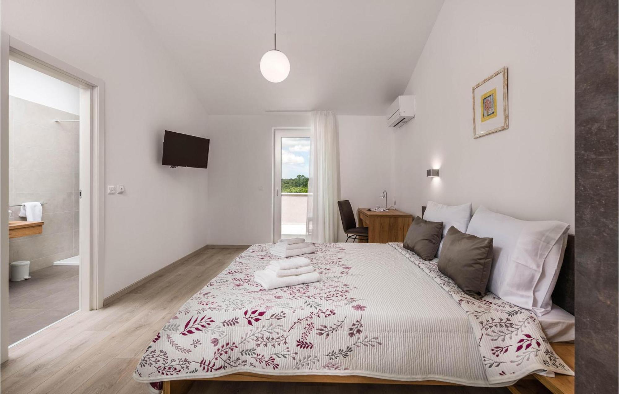 Amazing home in Manjadvorci w/ Outdoor swimming pool, WiFi&3 Bedrooms Barban Buitenkant foto