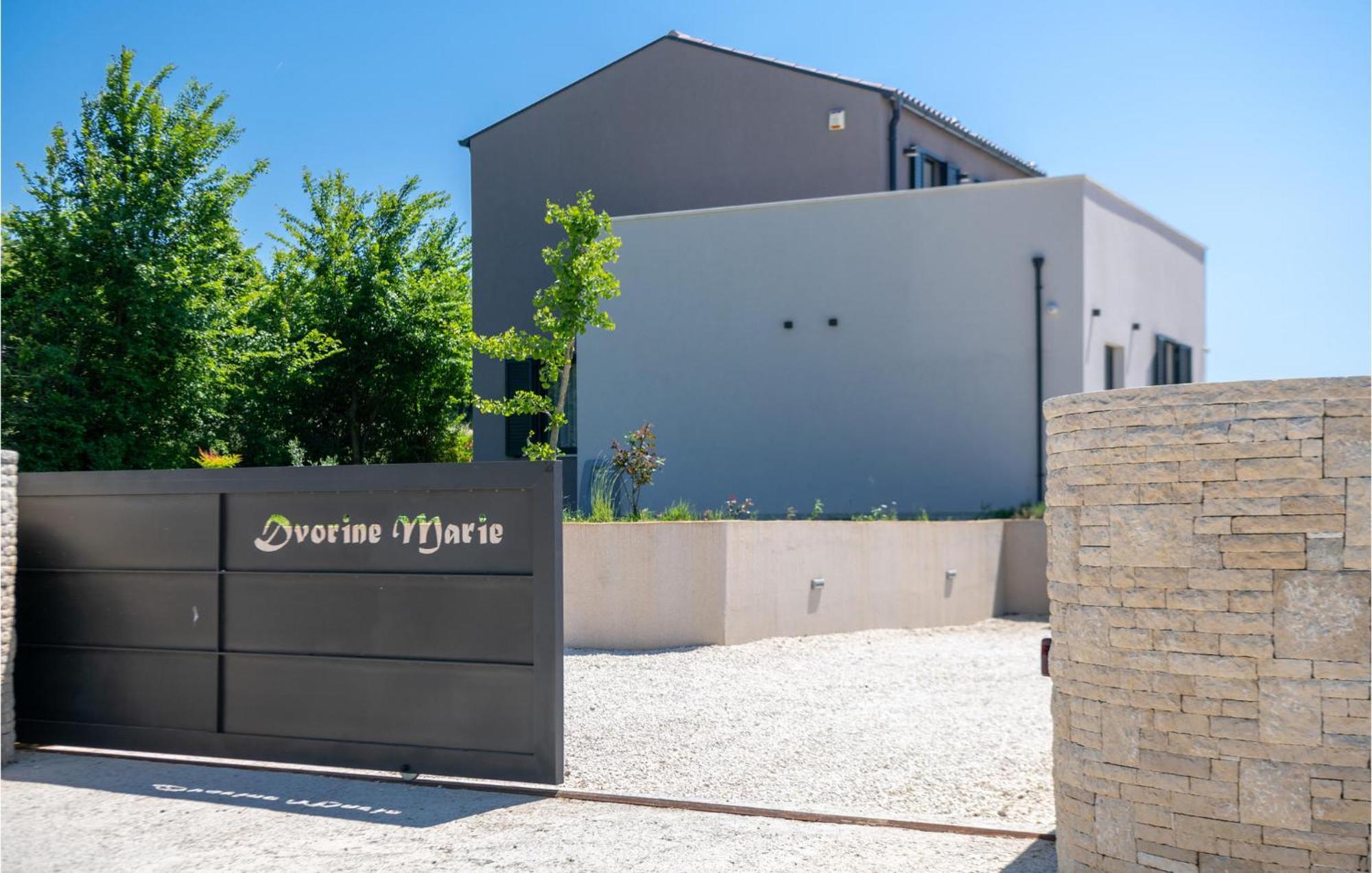 Amazing home in Manjadvorci w/ Outdoor swimming pool, WiFi&3 Bedrooms Barban Buitenkant foto